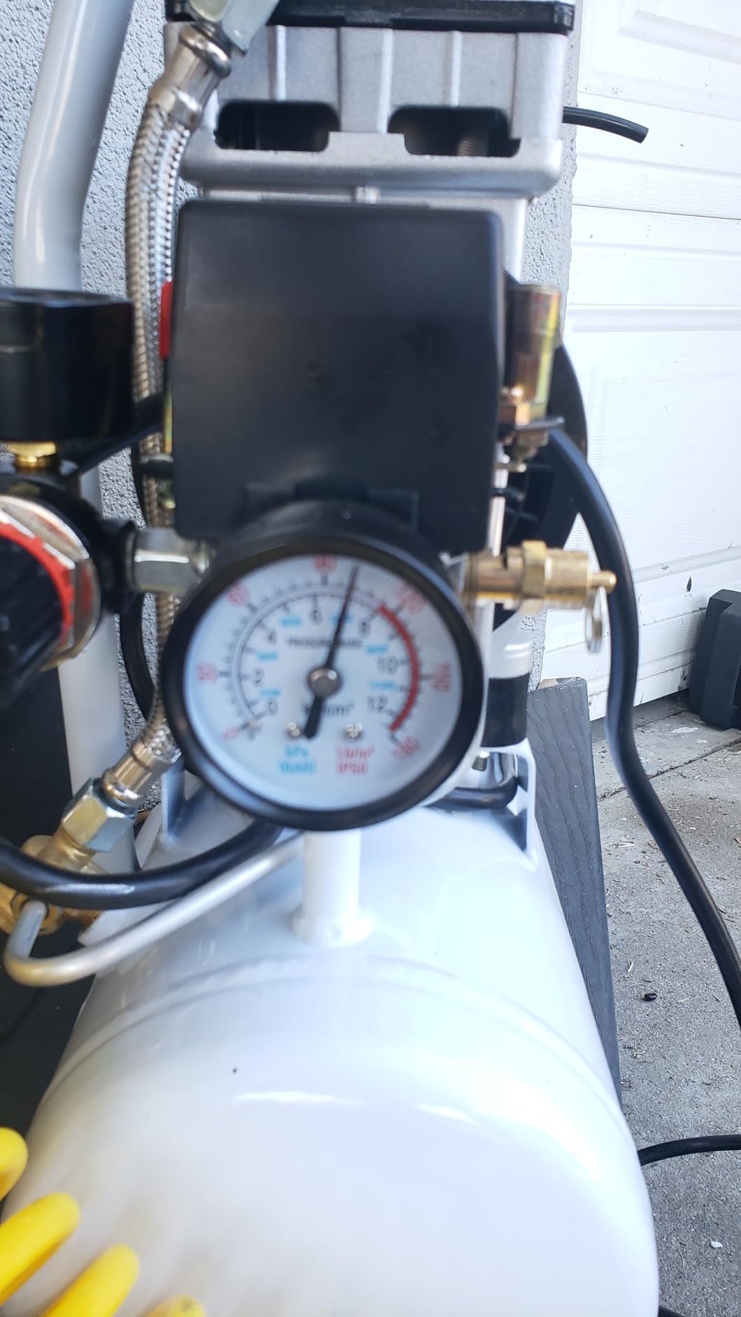 Quiet Oil-Free Air Compressor, 68 dB, 2.8 CFM @ 90 PSI, 8 Gallon Air Tank customer photo 2