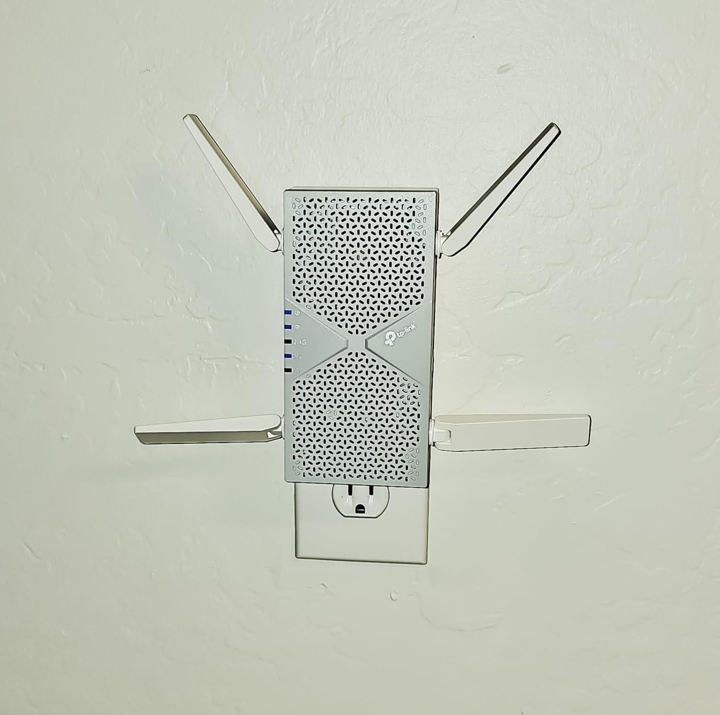 TP-Link BE6300 Wi-Fi 7 Dual-Band Range Extender RE403BE w/ 2.5G Port customer photo 1
