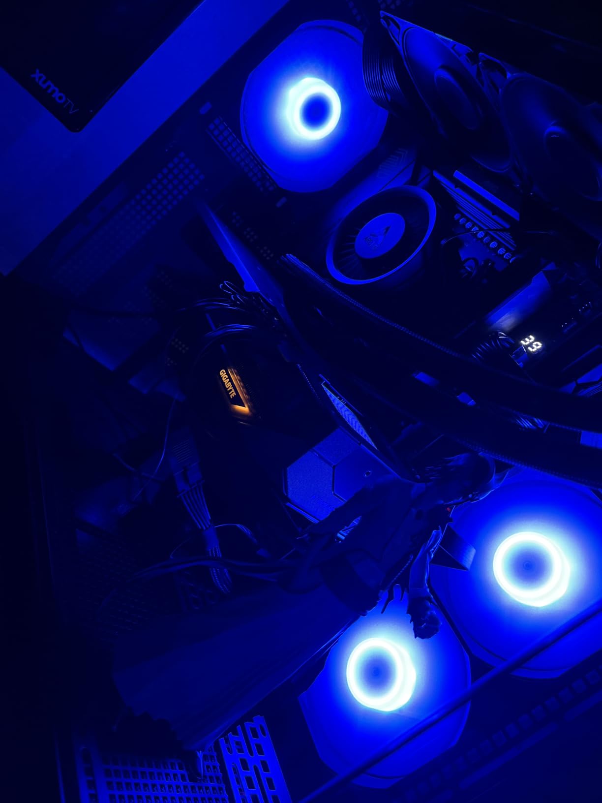 GIGABYTE Radeon™ RX 9070 XT Gaming OC ICE 16G Graphics Card (16GB GDDR6, 256-bit, PCIe 5.0, HDMI/DP 2.1, 2.7 Slot, Hawk Fan, Server-Grade Thermal Gel, Reinforced Structure) customer photo 1