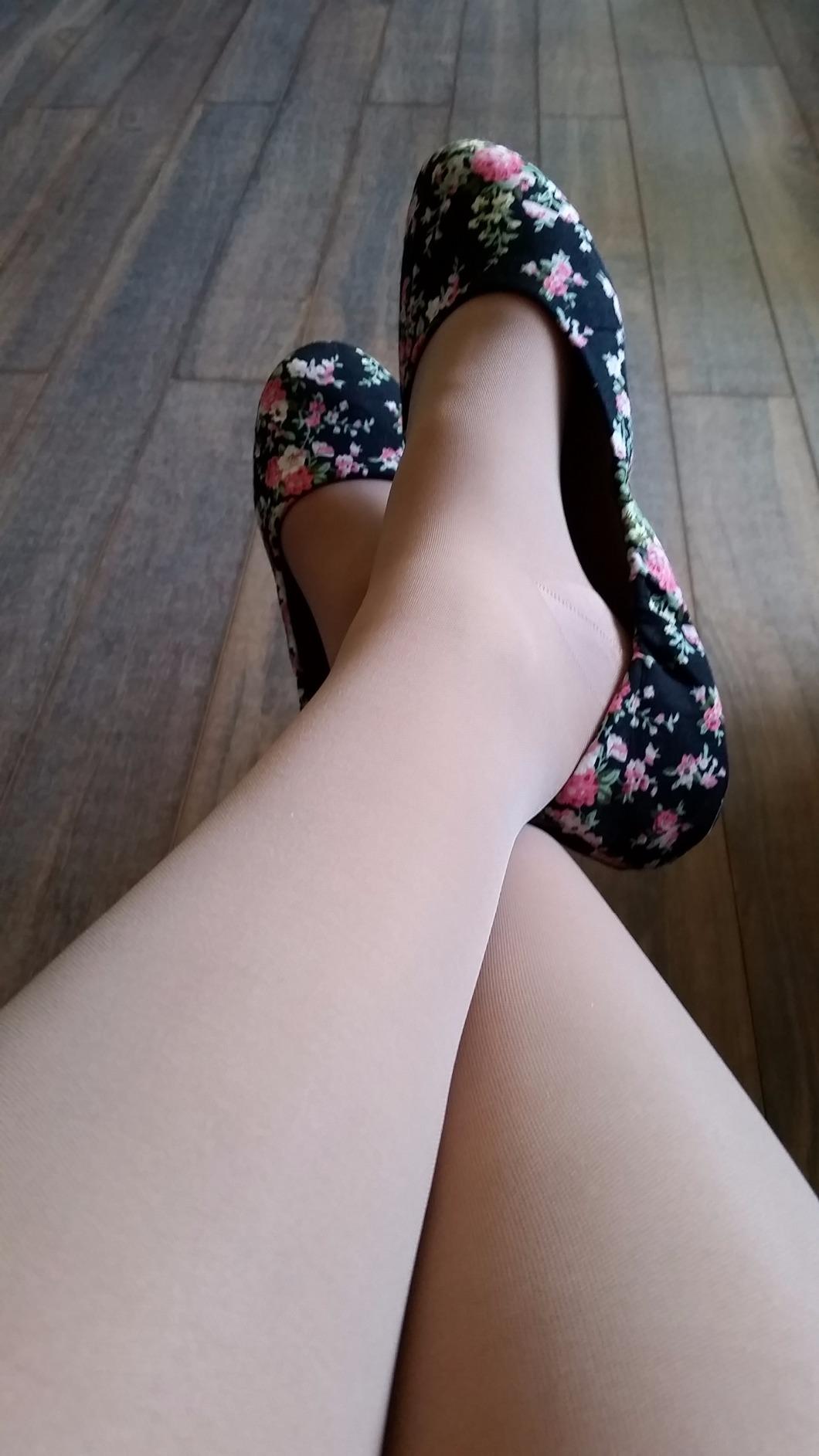 Truform Sheer Compression Stockings, 15-20 mmHg, Women's Knee High Length, 20 Denier, Nude, Medium customer photo 1