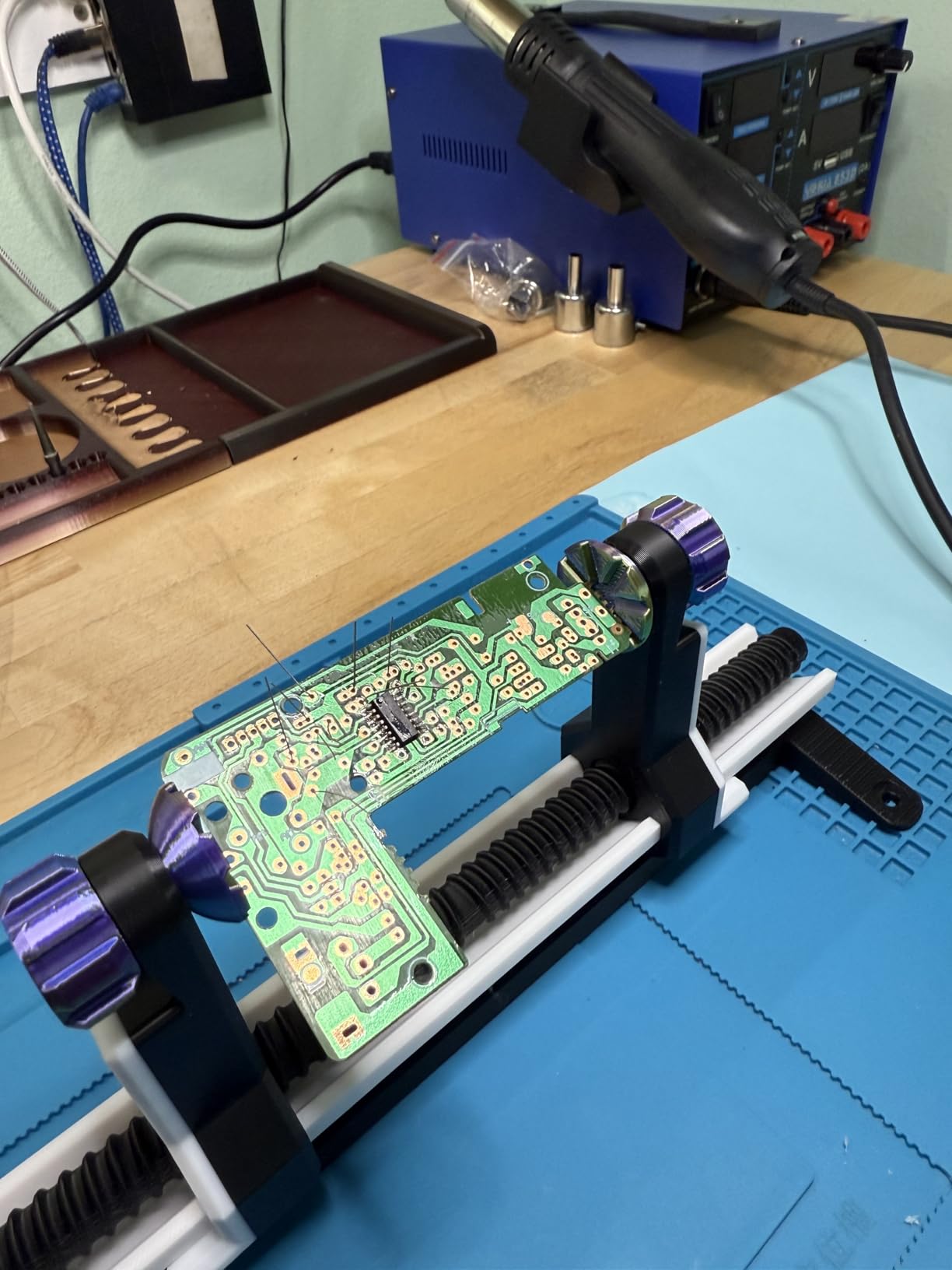YIHUA 853D 2A USB SMD Hot Air Rework Soldering Iron Station, DC Power Supply 0-15V 0-2A with 5V USB Charging Port and 35 Volt DC Voltage Test Meter customer photo 1