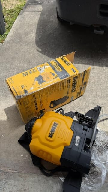 DEWALT 20V* Lithium-ion Battery Powered Backpack, 4 Gallons customer photo 2