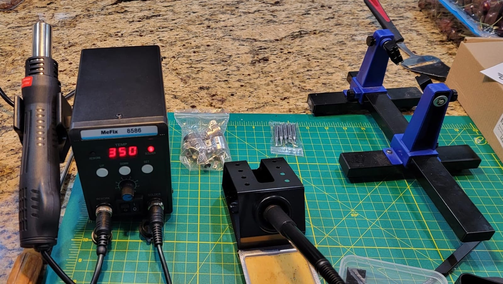 MeFix 8586 Soldering Station 2 in 1 Functions Electric Iron SMD Hot Air Rework Station customer photo 1