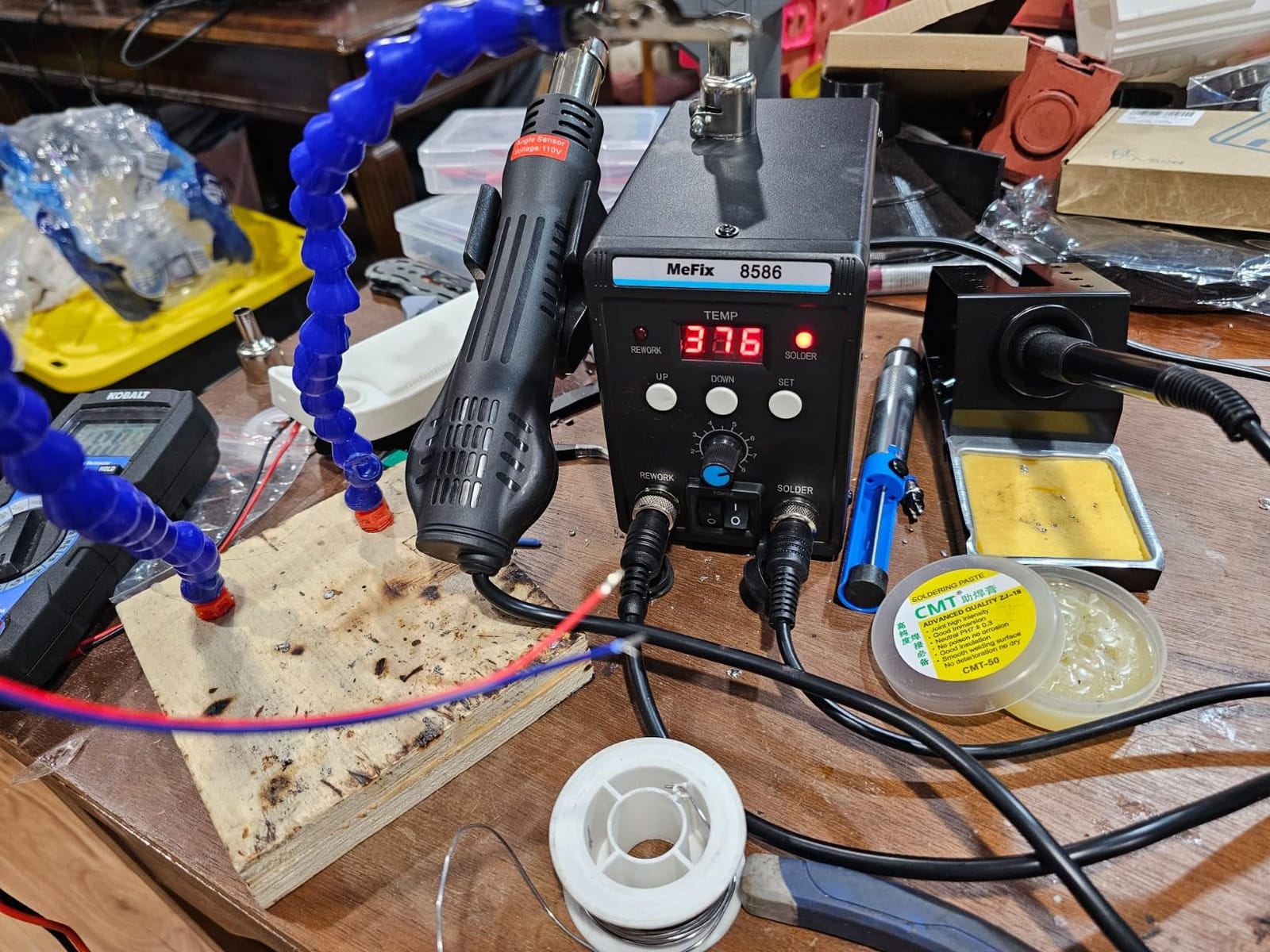 MeFix 8586 Soldering Station 2 in 1 Functions Electric Iron SMD Hot Air Rework Station customer photo 2